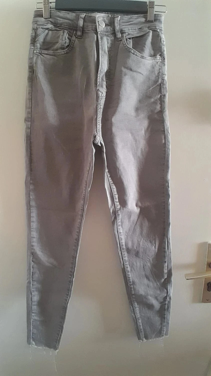Jeans couleur gris, Taille 36, Marque Stradivarius